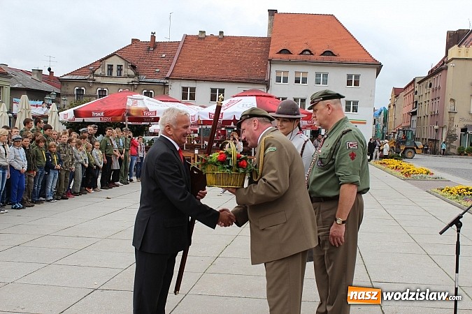Zdjęcie w galerii na portalu naszwodzislaw.com: Laska Skautowa dla Wójta Gminy Gorzyce wiadomości z regionu