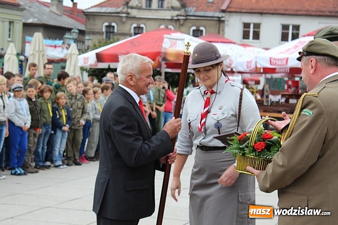 Zdjęcie w galerii na portalu naszwodzislaw.com: Laska Skautowa dla Wójta Gminy Gorzyce wiadomości z regionu