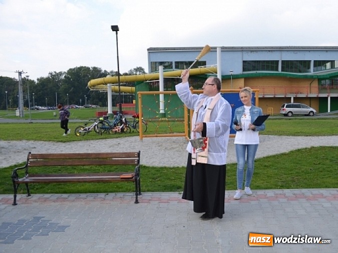 Zdjęcie w galerii na portalu naszwodzislaw.com: Aleja klonów i plac zabaw przy Ośrodku Nautica wiadomości z regionu