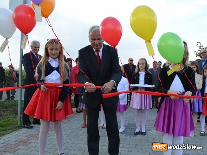 Zdjęcie w galerii na portalu naszwodzislaw.com: Aleja klonów i plac zabaw przy Ośrodku Nautica wiadomości z regionu