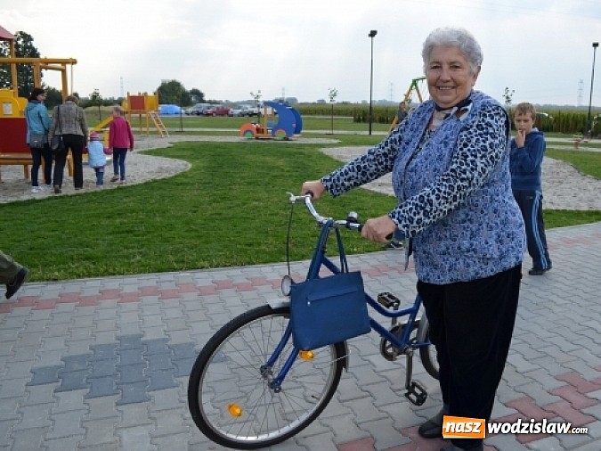 Zdjęcie w galerii na portalu naszwodzislaw.com: Aleja klonów i plac zabaw przy Ośrodku Nautica wiadomości z regionu