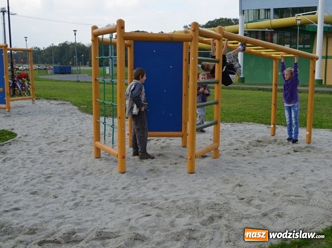Zdjęcie w galerii na portalu naszwodzislaw.com: Aleja klonów i plac zabaw przy Ośrodku Nautica wiadomości z regionu