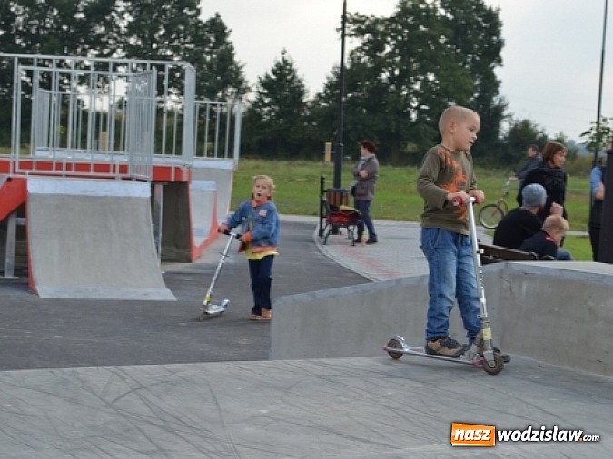 Zdjęcie w galerii na portalu naszwodzislaw.com: Aleja klonów i plac zabaw przy Ośrodku Nautica wiadomości z regionu