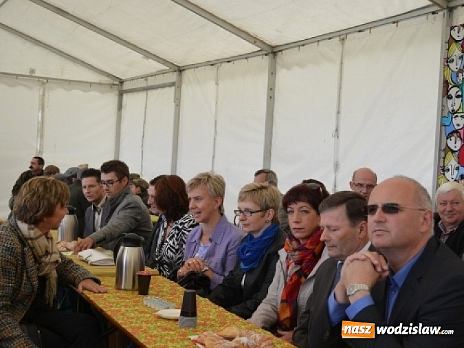 Zdjęcie w galerii na portalu naszwodzislaw.com: Aleja klonów i plac zabaw przy Ośrodku Nautica wiadomości z regionu