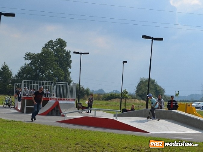 Zdjęcie w galerii na portalu naszwodzislaw.com: Aleja klonów i plac zabaw przy Ośrodku Nautica wiadomości z regionu