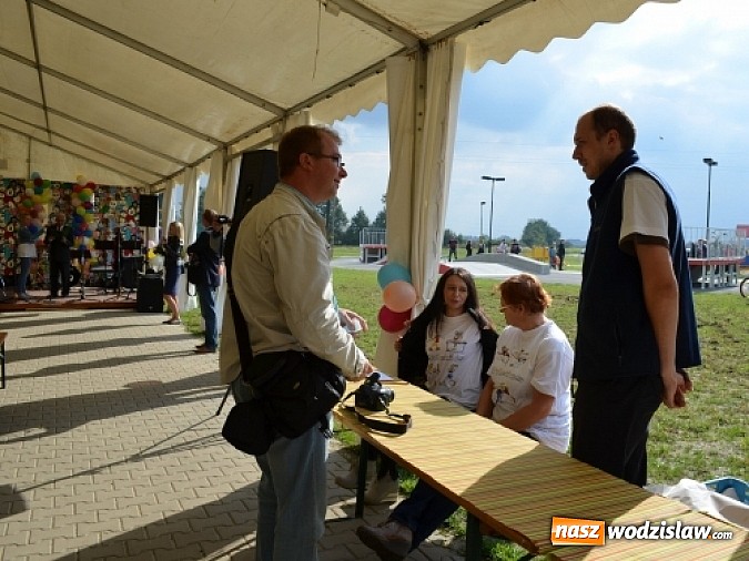 Zdjęcie w galerii na portalu naszwodzislaw.com: Aleja klonów i plac zabaw przy Ośrodku Nautica wiadomości z regionu