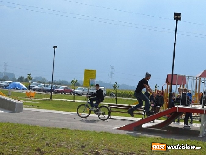 Zdjęcie w galerii na portalu naszwodzislaw.com: Aleja klonów i plac zabaw przy Ośrodku Nautica wiadomości z regionu