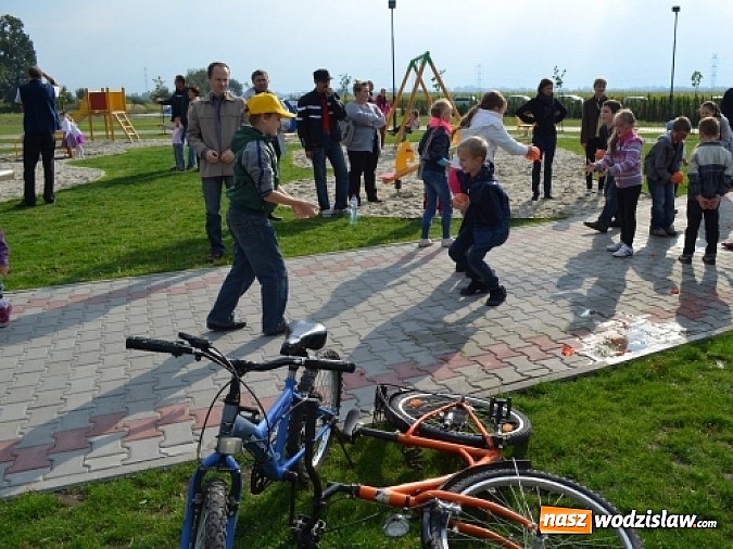 Zdjęcie w galerii na portalu naszwodzislaw.com: Aleja klonów i plac zabaw przy Ośrodku Nautica wiadomości z regionu