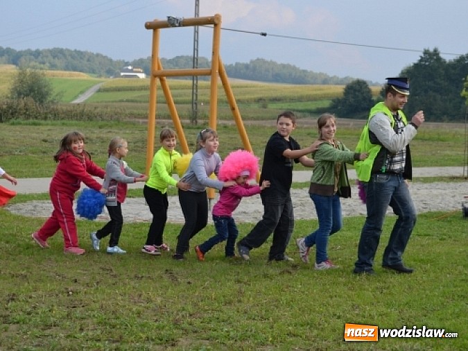 Zdjęcie w galerii na portalu naszwodzislaw.com: Aleja klonów i plac zabaw przy Ośrodku Nautica wiadomości z regionu