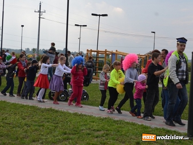 Zdjęcie w galerii na portalu naszwodzislaw.com: Aleja klonów i plac zabaw przy Ośrodku Nautica wiadomości z regionu