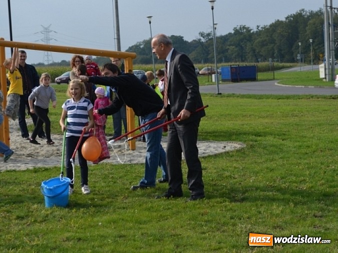 Zdjęcie w galerii na portalu naszwodzislaw.com: Aleja klonów i plac zabaw przy Ośrodku Nautica wiadomości z regionu