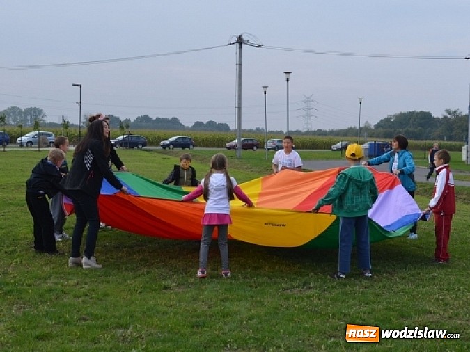 Zdjęcie w galerii na portalu naszwodzislaw.com: Aleja klonów i plac zabaw przy Ośrodku Nautica wiadomości z regionu