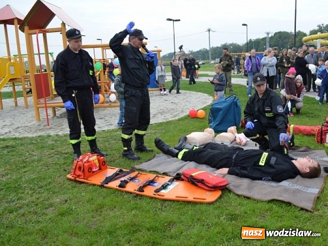 Zdjęcie w galerii na portalu naszwodzislaw.com: Aleja klonów i plac zabaw przy Ośrodku Nautica wiadomości z regionu