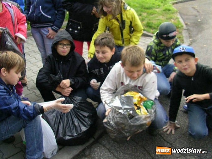 Zdjęcie w galerii na portalu naszwodzislaw.com: W ramach Sprzątania Świata zebrali śmieci na Balatonie wiadomości z regionu