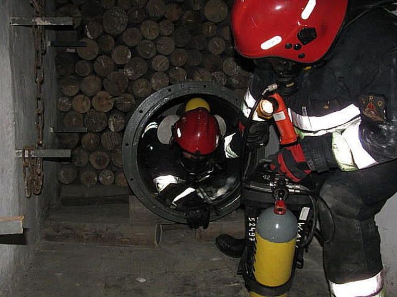 Zdjęcie w galerii na portalu naszwodzislaw.com: Strażacy ćwiczyli w komorze dymowej wiadomości z regionu