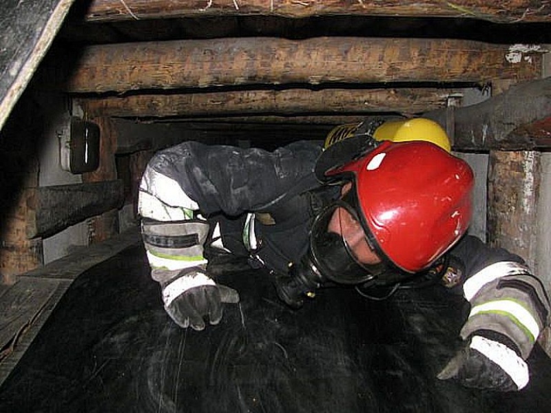 Zdjęcie w galerii na portalu naszwodzislaw.com: Strażacy ćwiczyli w komorze dymowej wiadomości z regionu