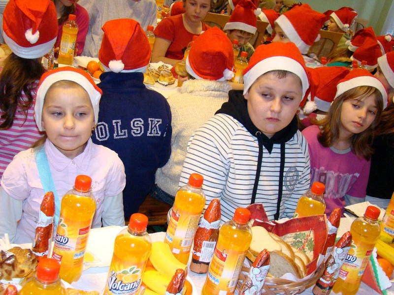 Zdjęcie w galerii na portalu naszwodzislaw.com: Tańce i konkursy ze Świętym Mikołajem wiadomości z regionu