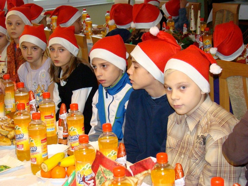 Zdjęcie w galerii na portalu naszwodzislaw.com: Tańce i konkursy ze Świętym Mikołajem wiadomości z regionu