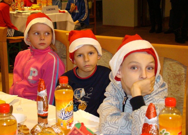 Zdjęcie w galerii na portalu naszwodzislaw.com: Tańce i konkursy ze Świętym Mikołajem wiadomości z regionu