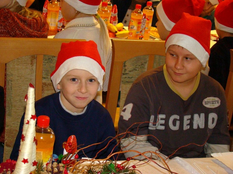 Zdjęcie w galerii na portalu naszwodzislaw.com: Tańce i konkursy ze Świętym Mikołajem wiadomości z regionu