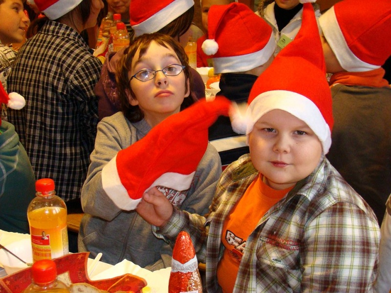 Zdjęcie w galerii na portalu naszwodzislaw.com: Tańce i konkursy ze Świętym Mikołajem wiadomości z regionu