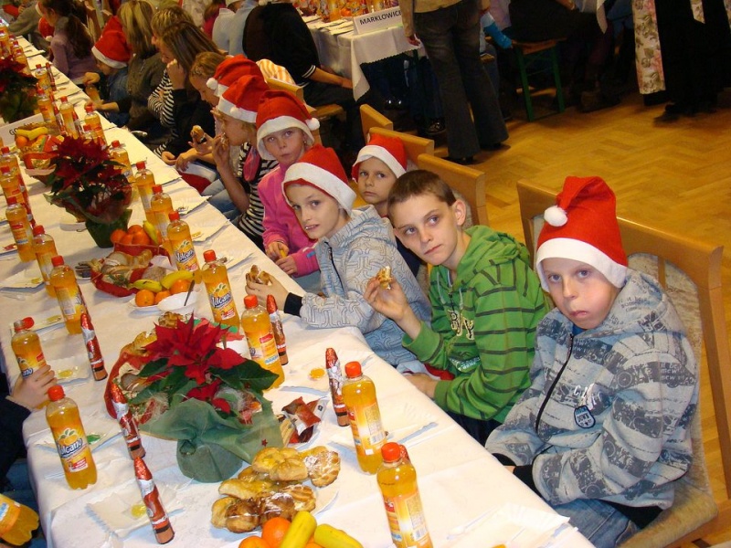 Zdjęcie w galerii na portalu naszwodzislaw.com: Tańce i konkursy ze Świętym Mikołajem wiadomości z regionu