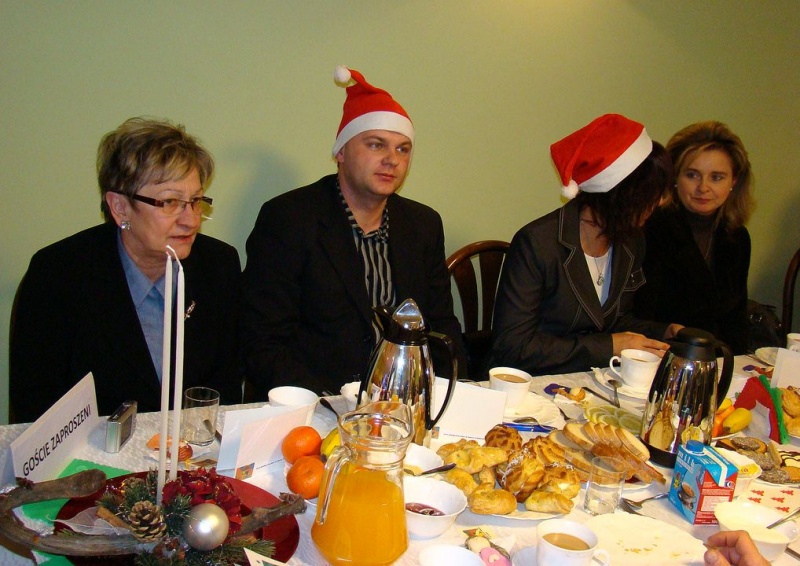 Zdjęcie w galerii na portalu naszwodzislaw.com: Tańce i konkursy ze Świętym Mikołajem wiadomości z regionu