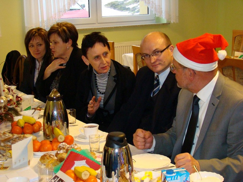 Zdjęcie w galerii na portalu naszwodzislaw.com: Tańce i konkursy ze Świętym Mikołajem wiadomości z regionu