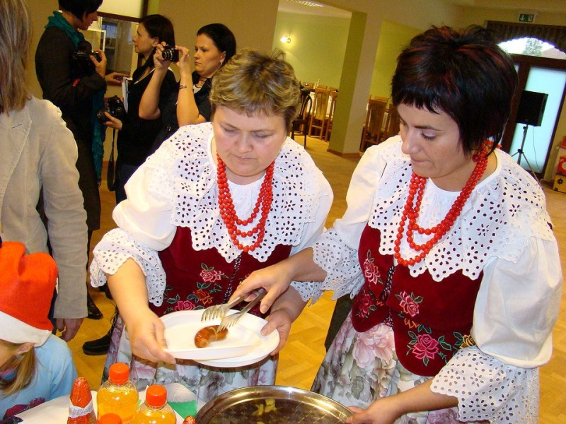 Zdjęcie w galerii na portalu naszwodzislaw.com: Tańce i konkursy ze Świętym Mikołajem wiadomości z regionu