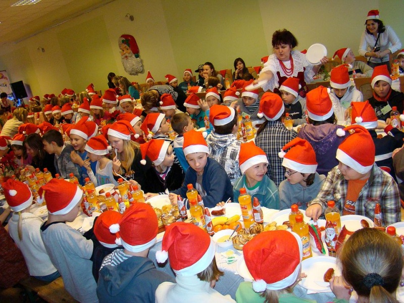 Zdjęcie w galerii na portalu naszwodzislaw.com: Tańce i konkursy ze Świętym Mikołajem wiadomości z regionu