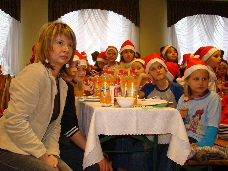 Zdjęcie w galerii na portalu naszwodzislaw.com: Tańce i konkursy ze Świętym Mikołajem wiadomości z regionu