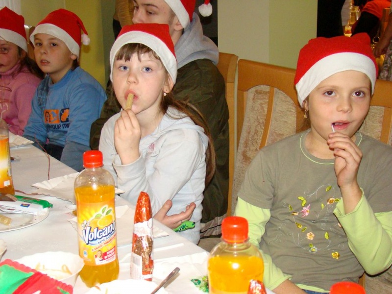 Zdjęcie w galerii na portalu naszwodzislaw.com: Tańce i konkursy ze Świętym Mikołajem wiadomości z regionu