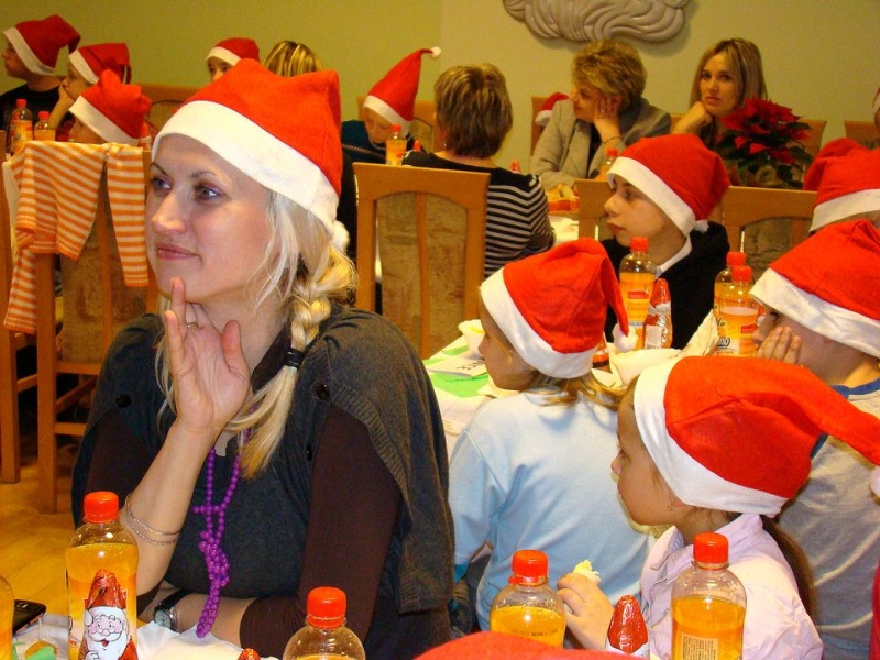 Zdjęcie w galerii na portalu naszwodzislaw.com: Tańce i konkursy ze Świętym Mikołajem wiadomości z regionu