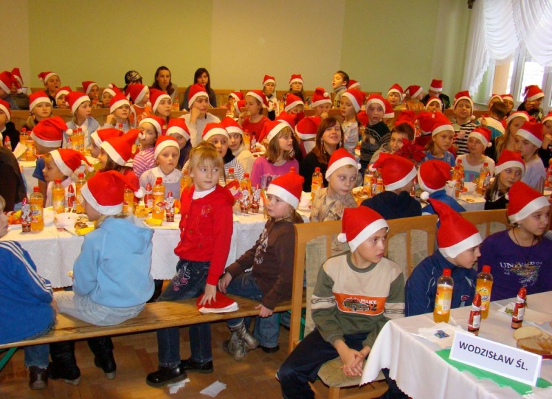 Zdjęcie w galerii na portalu naszwodzislaw.com: Tańce i konkursy ze Świętym Mikołajem wiadomości z regionu