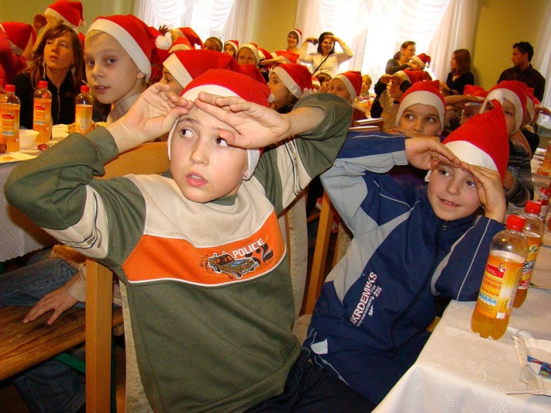 Zdjęcie w galerii na portalu naszwodzislaw.com: Tańce i konkursy ze Świętym Mikołajem wiadomości z regionu