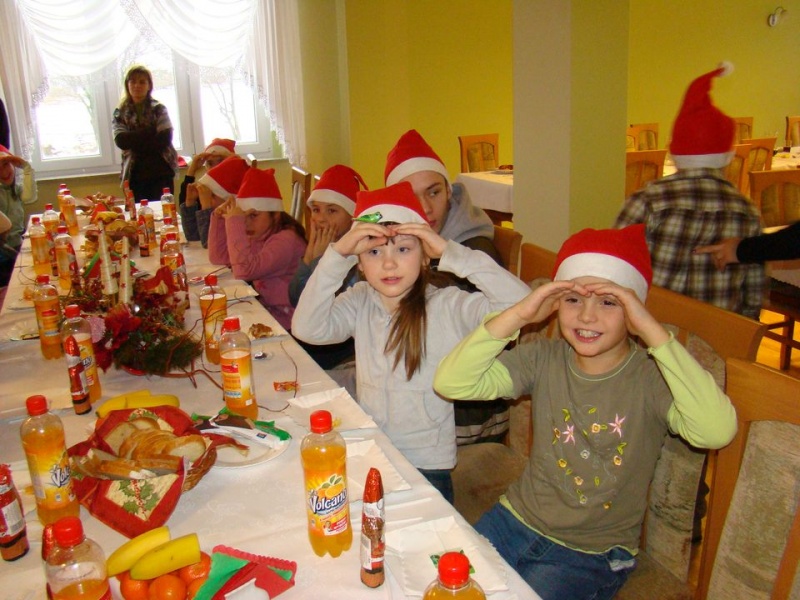 Zdjęcie w galerii na portalu naszwodzislaw.com: Tańce i konkursy ze Świętym Mikołajem wiadomości z regionu