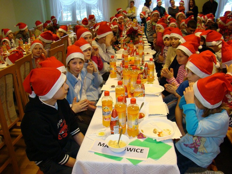 Zdjęcie w galerii na portalu naszwodzislaw.com: Tańce i konkursy ze Świętym Mikołajem wiadomości z regionu