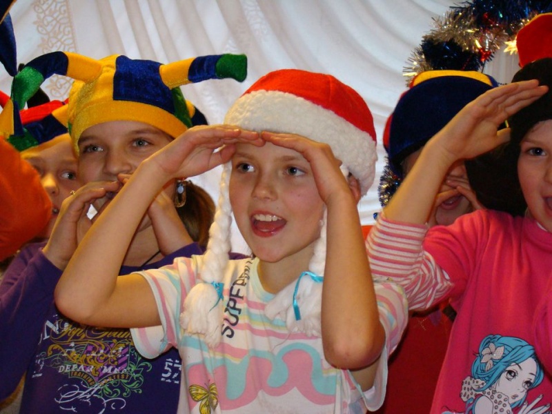 Zdjęcie w galerii na portalu naszwodzislaw.com: Tańce i konkursy ze Świętym Mikołajem wiadomości z regionu