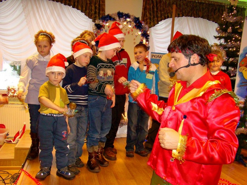 Zdjęcie w galerii na portalu naszwodzislaw.com: Tańce i konkursy ze Świętym Mikołajem wiadomości z regionu