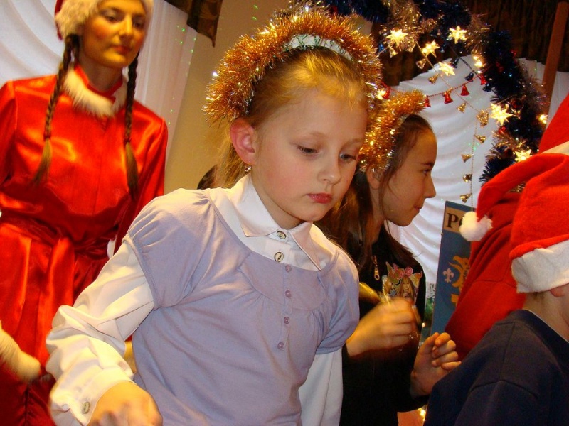 Zdjęcie w galerii na portalu naszwodzislaw.com: Tańce i konkursy ze Świętym Mikołajem wiadomości z regionu