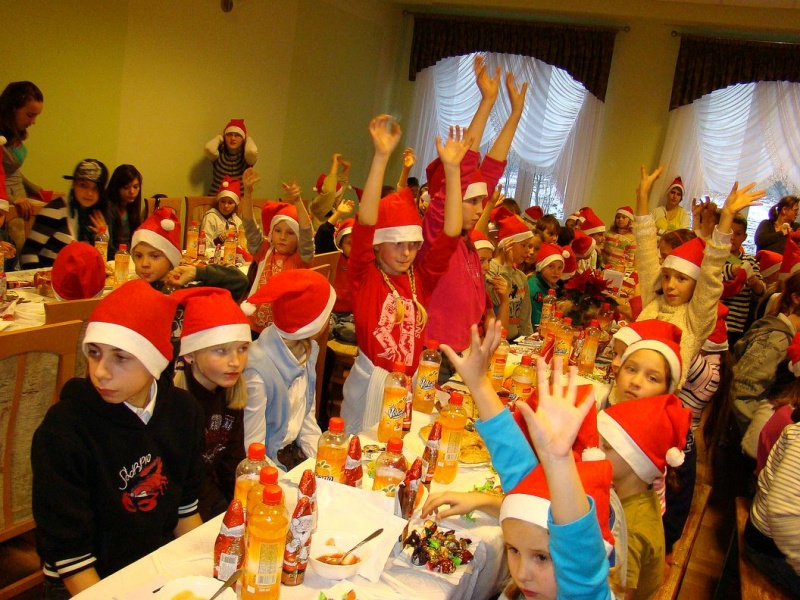 Zdjęcie w galerii na portalu naszwodzislaw.com: Tańce i konkursy ze Świętym Mikołajem wiadomości z regionu