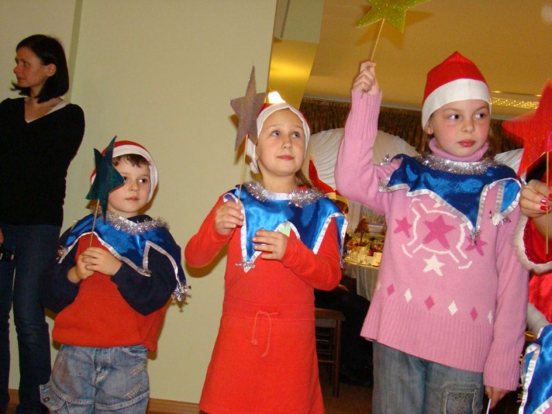 Zdjęcie w galerii na portalu naszwodzislaw.com: Tańce i konkursy ze Świętym Mikołajem wiadomości z regionu