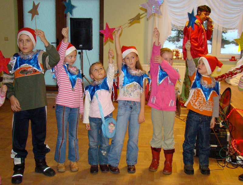 Zdjęcie w galerii na portalu naszwodzislaw.com: Tańce i konkursy ze Świętym Mikołajem wiadomości z regionu