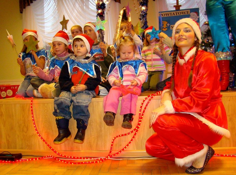 Zdjęcie w galerii na portalu naszwodzislaw.com: Tańce i konkursy ze Świętym Mikołajem wiadomości z regionu