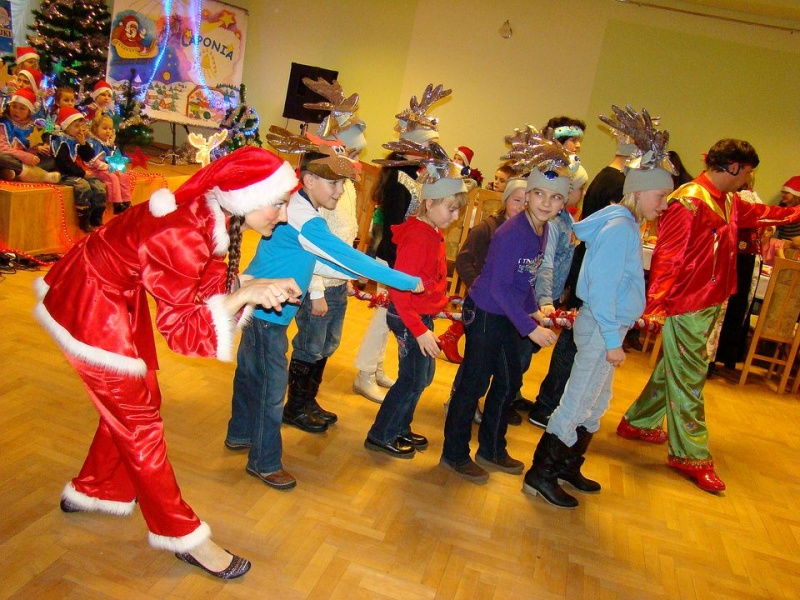 Zdjęcie w galerii na portalu naszwodzislaw.com: Tańce i konkursy ze Świętym Mikołajem wiadomości z regionu