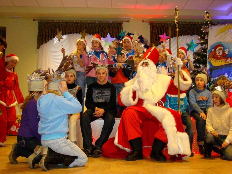 Zdjęcie w galerii na portalu naszwodzislaw.com: Tańce i konkursy ze Świętym Mikołajem wiadomości z regionu