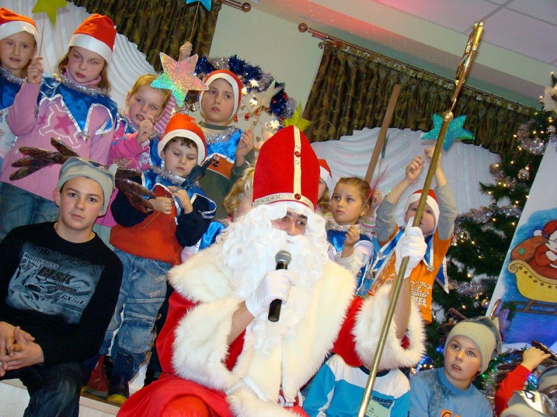 Zdjęcie w galerii na portalu naszwodzislaw.com: Tańce i konkursy ze Świętym Mikołajem wiadomości z regionu