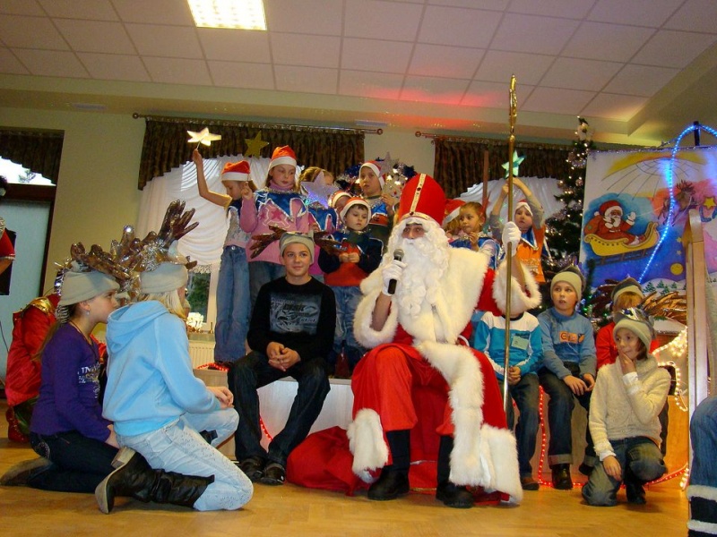 Zdjęcie w galerii na portalu naszwodzislaw.com: Tańce i konkursy ze Świętym Mikołajem wiadomości z regionu