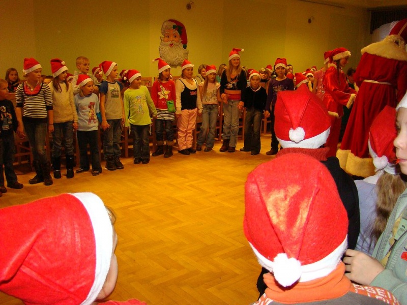 Zdjęcie w galerii na portalu naszwodzislaw.com: Tańce i konkursy ze Świętym Mikołajem wiadomości z regionu