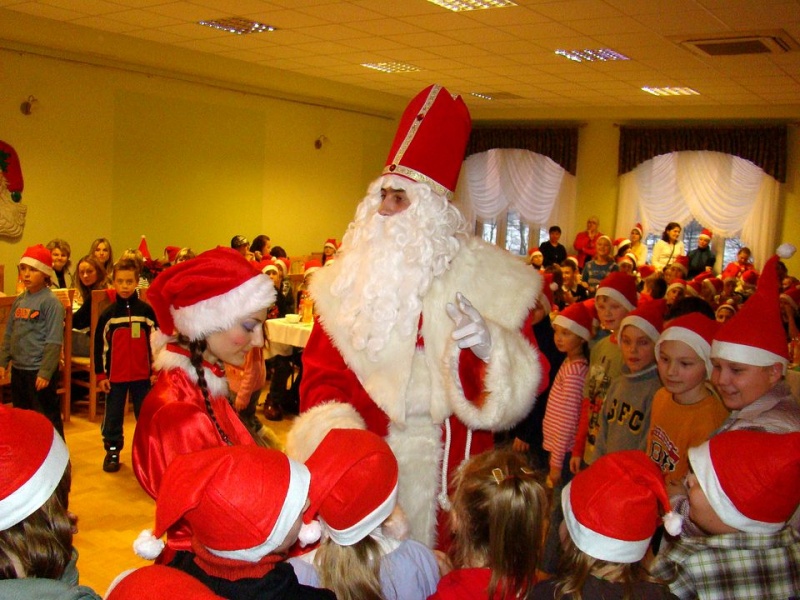 Zdjęcie w galerii na portalu naszwodzislaw.com: Tańce i konkursy ze Świętym Mikołajem wiadomości z regionu